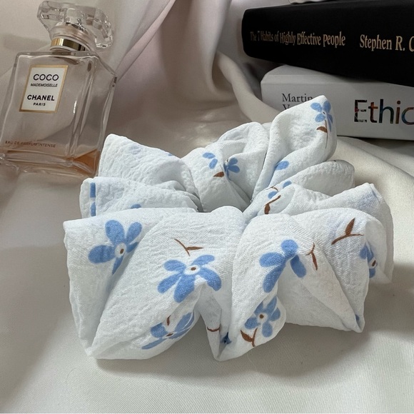 Color scunchies - Picture 3 of 12